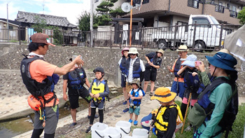 飛鳥川での魚とり観察会② 参加した子どもは「お魚とれた！」「エビいーっぱい！」など嬉しそうでした