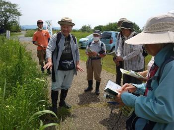 梅原講師のガイドによる植物解説