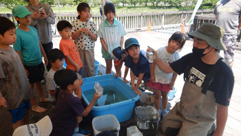 説明に聞き入る子供達