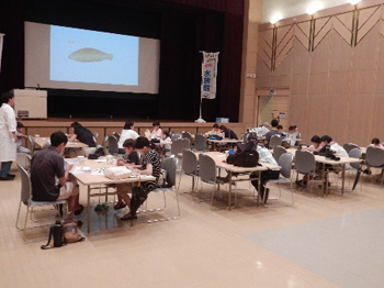 屋内ホールでの出前授業プログラムの様子
