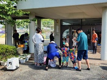 駒ヶ谷小学校の体育館前で受付
