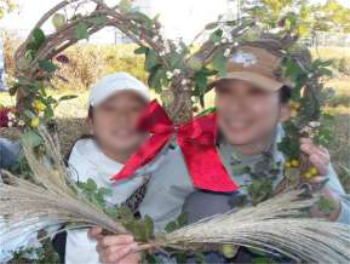 個性ゆたかなリースと親子