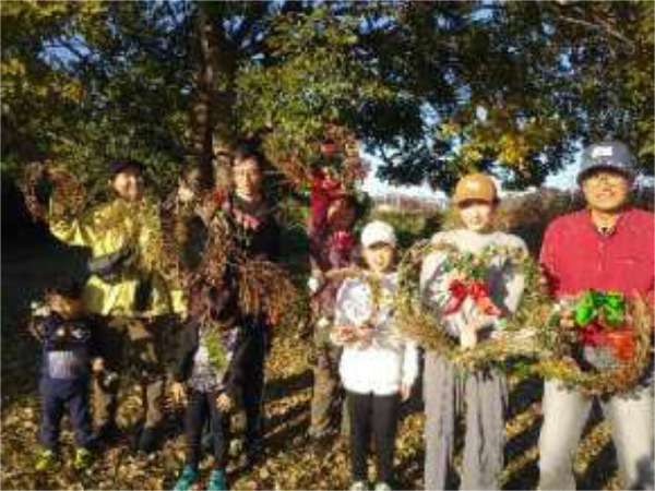 個性ゆたかなリースと参加者のみなさん