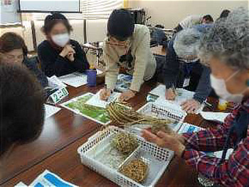カヤネズミと鳥の巣のちがいを見る参加者