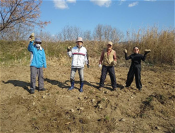 早く雨が降ることを祈りながら参加者の写真撮影
