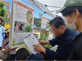説明を読んだりしてヒントを探す参加者