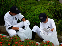 少年野球チームによる掃除のボランティア活動