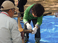 レッツ久宝探検隊「ノコギリを使って丸太切りに挑戦」11月24日