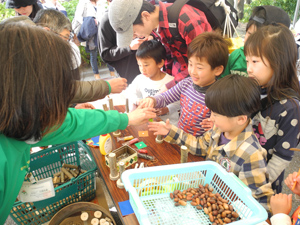 アースデイ 公園ワークショップ『どんぐり笛とやじろべえ』レポート