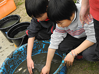 久宝寺緑地の池の浄化イベント「どび流し」