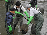 久宝寺緑地の池の浄化イベント「どび流し」