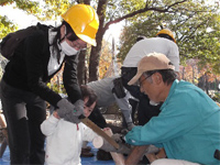 レッツ久宝探検隊「ノコギリを使って丸太切りに挑戦」11月23日