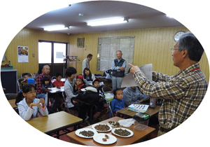 レッツ久宝探検隊「ドングリを食べてみよう」10月25日