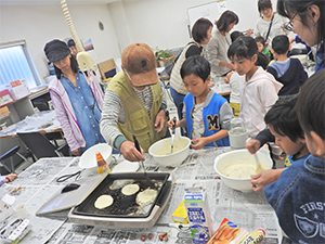レッツ久宝探検隊『ドングリを食べてみよう』（10月28日）