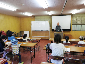 室内で野草の説明をうけます