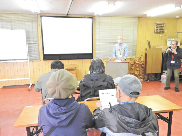 先生のお話を聞く参加者の皆さん