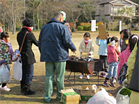 “駅前子ども教室”クリスマスリース作り＆焼きいも体験