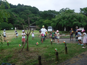 “駅前子ども教室” 長野公園で水鉄砲を使って虹の橋をかけよう