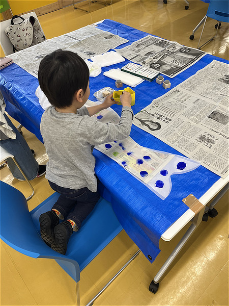 こいのぼりを制作する子供