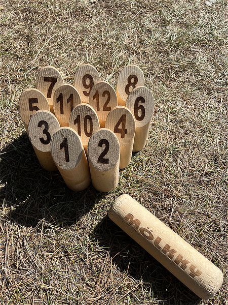 モルックをプレイしてるイメージ