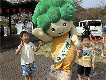 河内長野市のシンボルキャラクター「モックル」と子供達