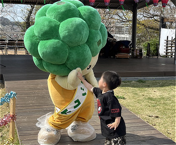 河内長野市のシンボルキャラクター「モックル」と戯れる子供