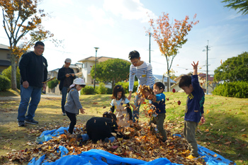 公園で思い思いに遊ぶ子供達