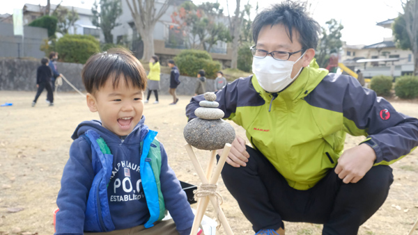 子供とあそぶ真下さん