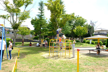 公園で思い思いに遊ぶ子供達