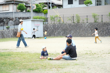 公園で思い思いに遊ぶ子供達