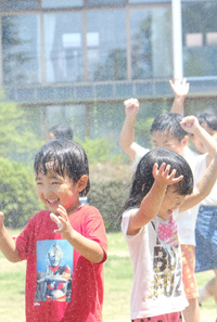 水浴びする子供達