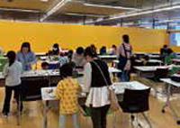 親子で制作を楽しむ様子