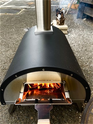 オリジナルピザを焼いてるところ