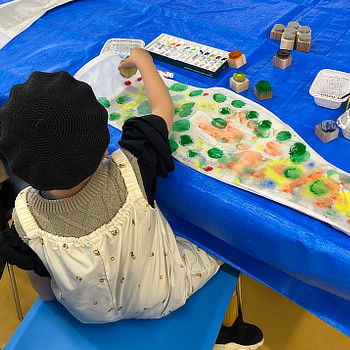 こいのぼりにスタンプで色を塗っていこう！