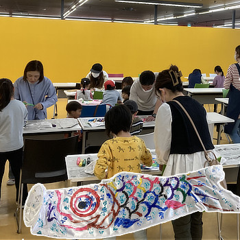 こいのぼりアートと作成する親子