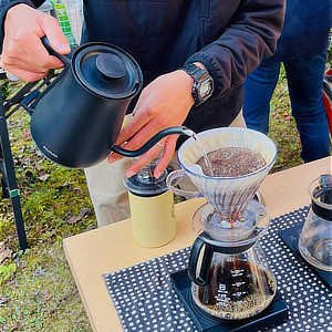 ドリップケトルでお湯を注いでコーヒーを抽出している