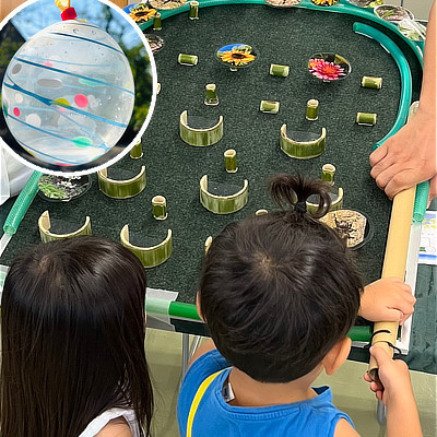 竹の手作りコリントゲームで遊ぶ子どもたち(左上に水風船のワイプ画像)