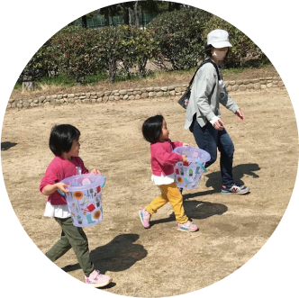 過去のイザ！カエルキャラバン！の１シーン　親子の画像