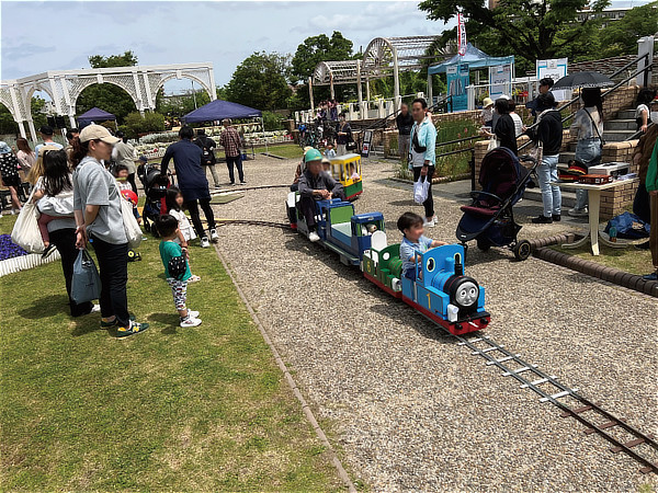すみすみ公園フェスタの様子 小さな機関車に乗る子供達