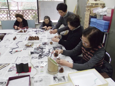 ガーデン倶楽部「松ぼっくりのひな飾り」