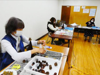 「きのみのツリーつくり」レポート　製作しています