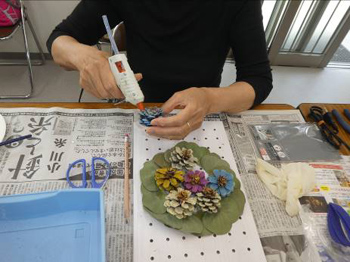 塗った松ぼっくりを貼り付けます