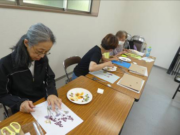 好きな色画用紙にデザインして貼り付けます