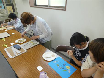 好きな色画用紙にデザインして貼り付けます