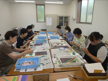 製作している参加者の皆さん