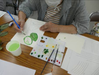 輪郭を描き、色付けしています
