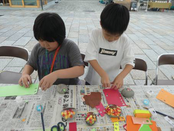 子供達が一生懸命制作しています。