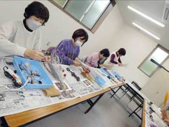 制作に取り組む参加者さんの様子