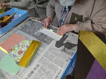好きな色紙で扇2つを作り