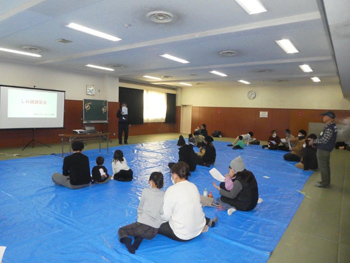 講師の方からの説明とそれを聞き入る参加者の皆さん